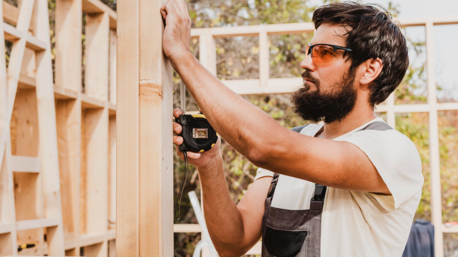 Diseños de exteriores híbridos: Combinando porches y pérgolas para el jardín perfecto