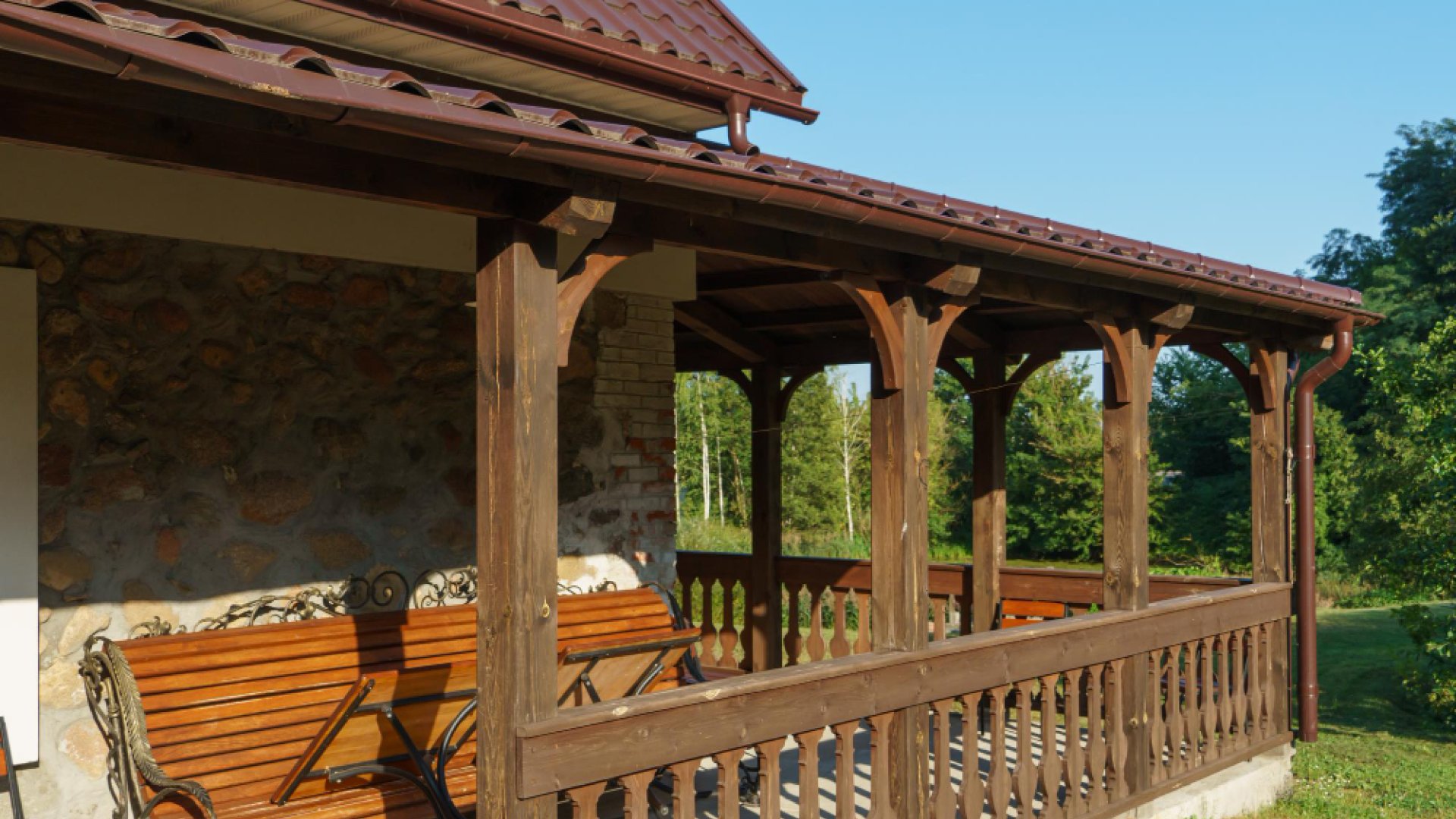 Diferencias entre porche y pérgola: ¿Cuál elegir según el clima de tu zona?